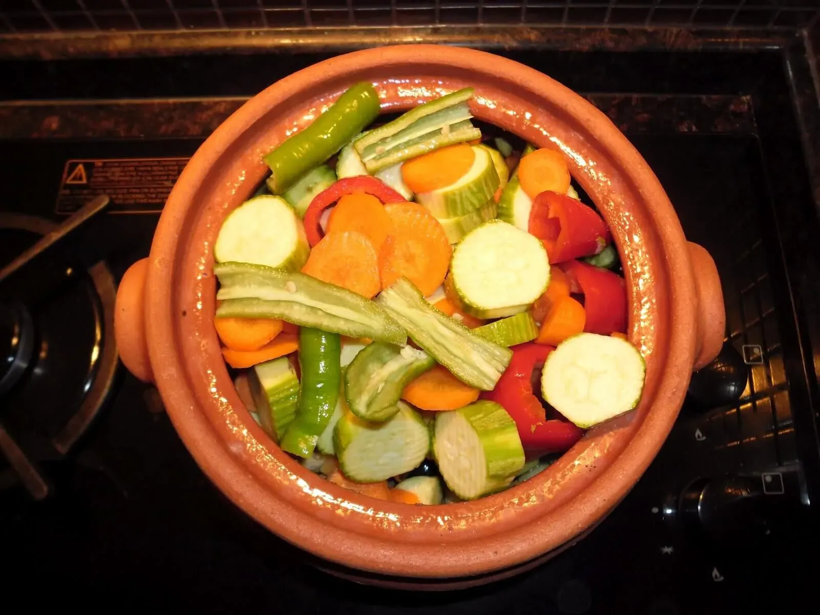 GÜVEÇTE SOSLU IZGARA SEBZELER