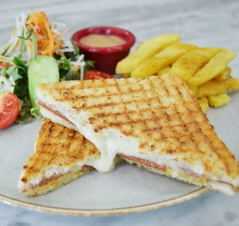 SUCUKLU TOST + ÇAY